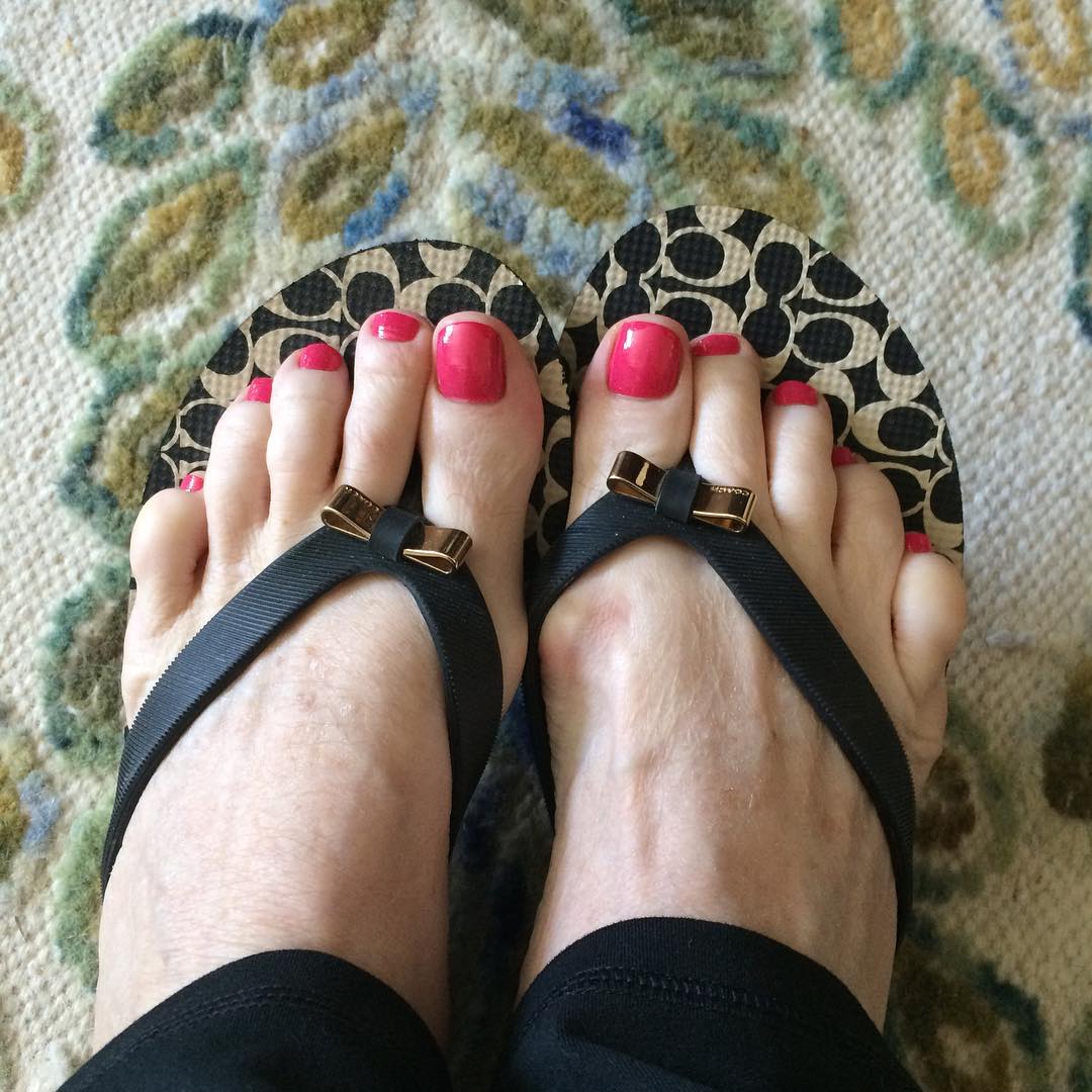 Toes knows it's spring! And this is my go-to spring shade, @opi_products Strawberry Margarita