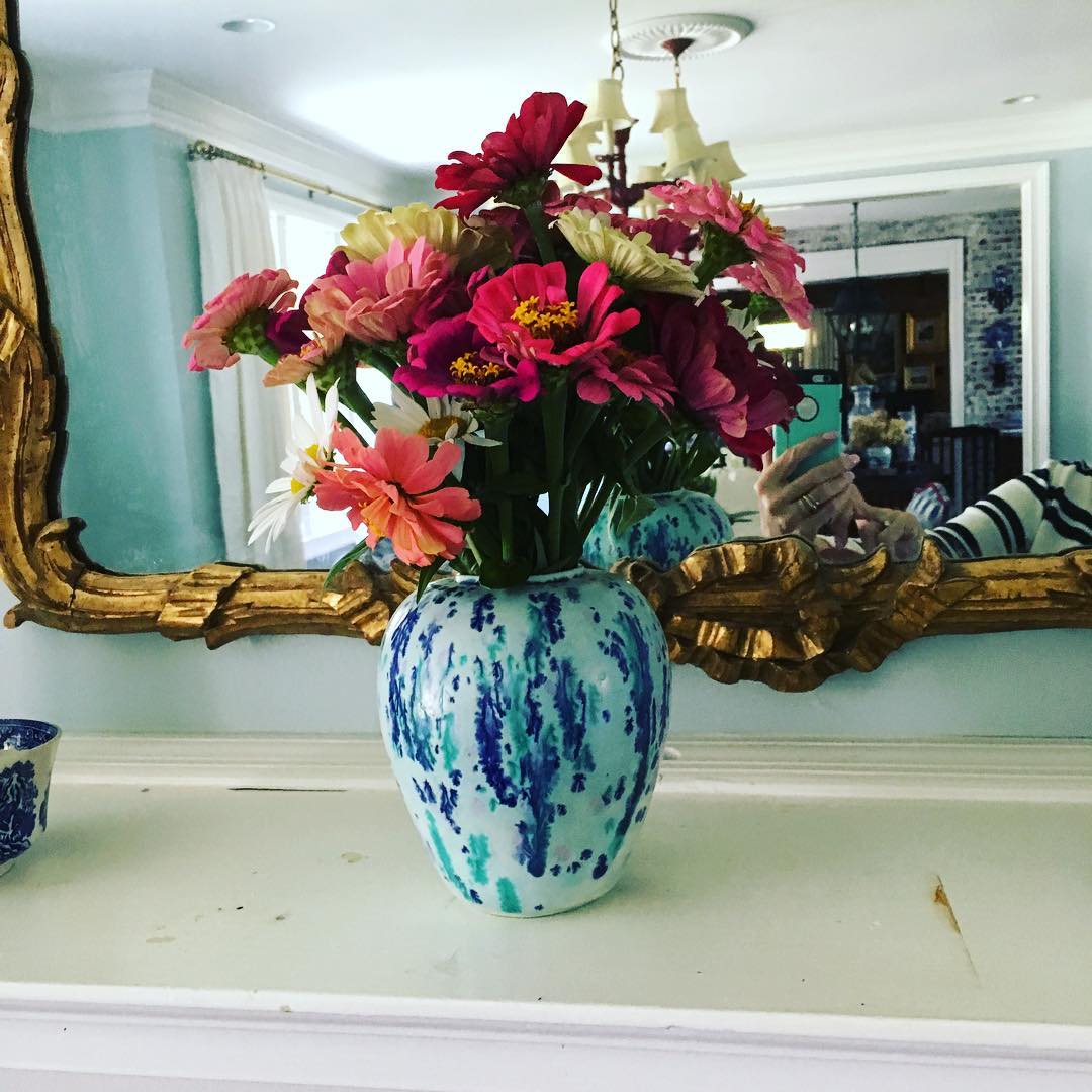 Is there anything sweeter than a $5 junk shop handmade vase filled with zinnias cut from your own garden? This vase will always remind me of my writing stays last fall @billyhowardfoto and @laurieshock's sweet cottage near Highlands, NC. becuz I found it as I was junking/playing hooky there last fall