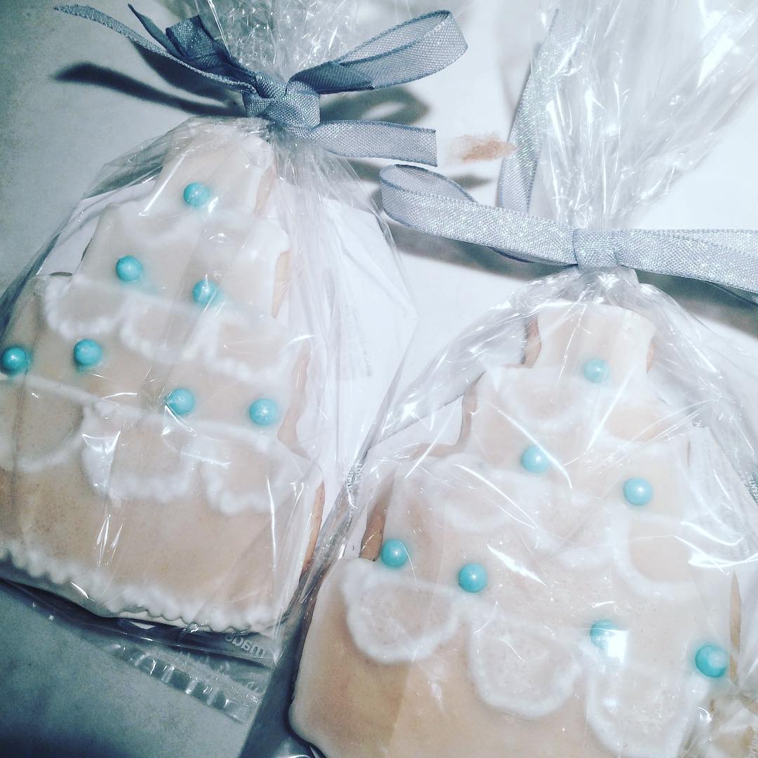 And check out the adorable wedding cake cookie party favors created by @catiesconfections