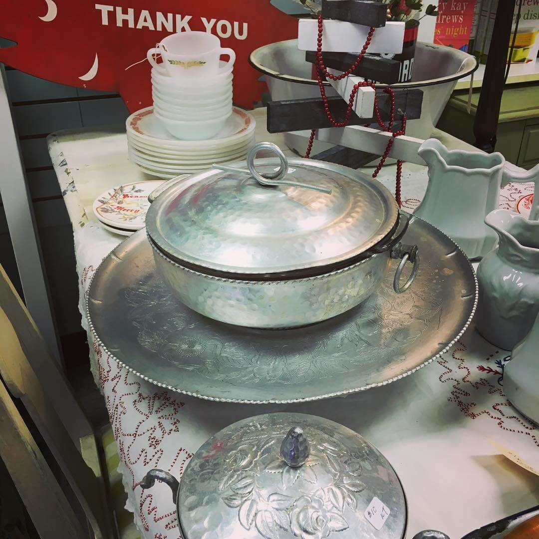 How cute would all this vintage hammered aluminum look on your holiday buffet? The Lazy Susan has a dogwood pattern and spins. Very unusual! The casserole now has a Pyrex insert and would be perfect for your sweet potato soufflé, and the small lidded dish is great for cranberry relish, mixed nuts or mints. It's all at @seasidesisterstybee and yes, they ship! Call 912-786-9216. Operators standing by!