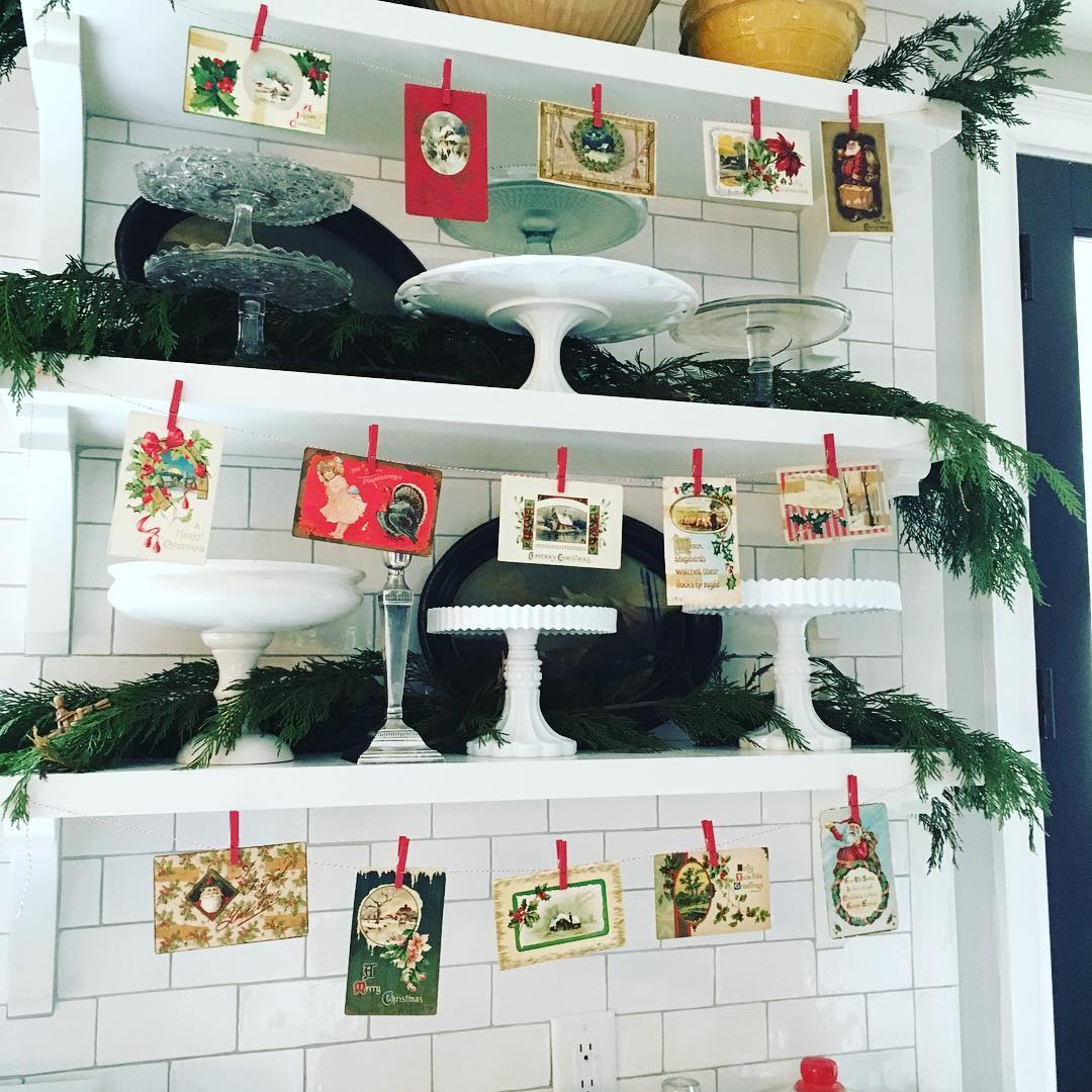 Remember those vintage postcards I picked up at the Chelsea Flea Market in NYC? Here's their moment in my kitchen. Some butchers twine and teensy clothes pins. And those awesome little @commandbrand thingies